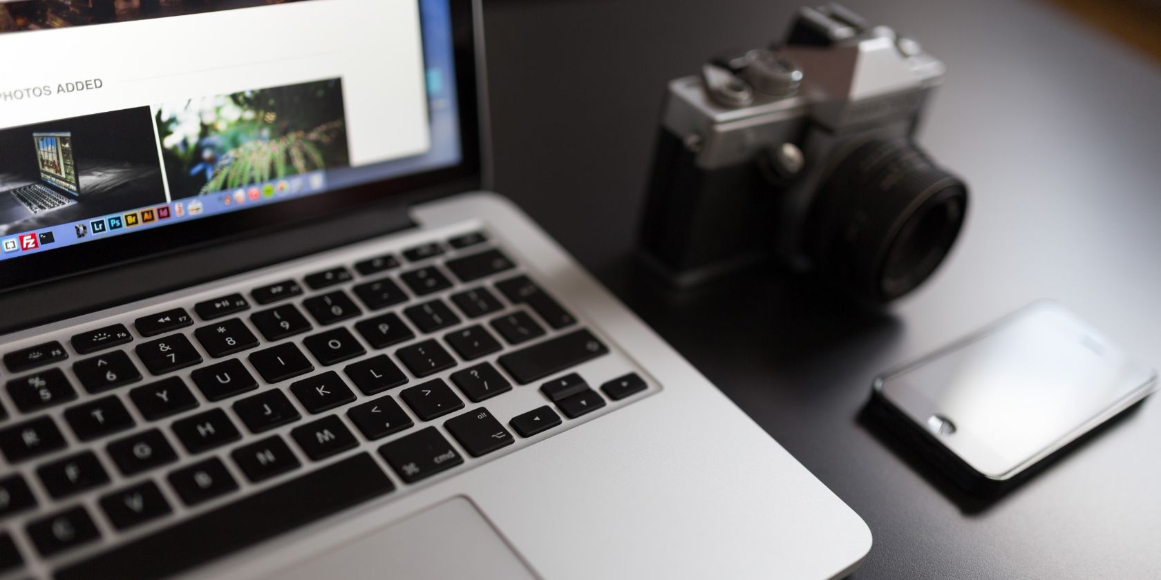 MacBook next to camera and iPhone - Come ritagliare un’immagine su Mac