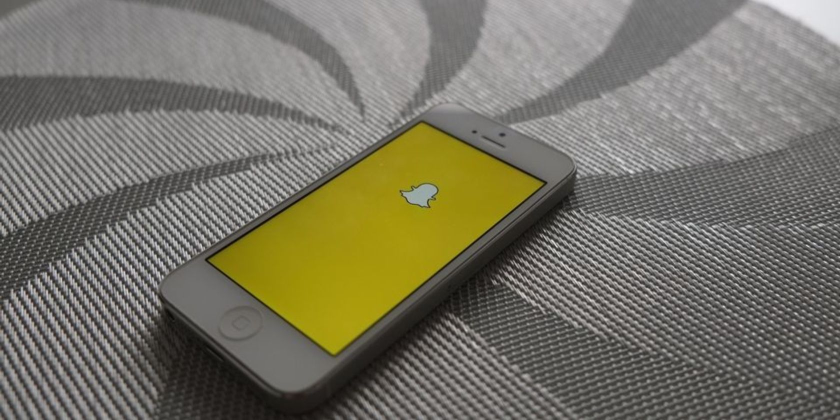 snapchat logo on iphone - Qual è la “nostra storia” su Snapchat?