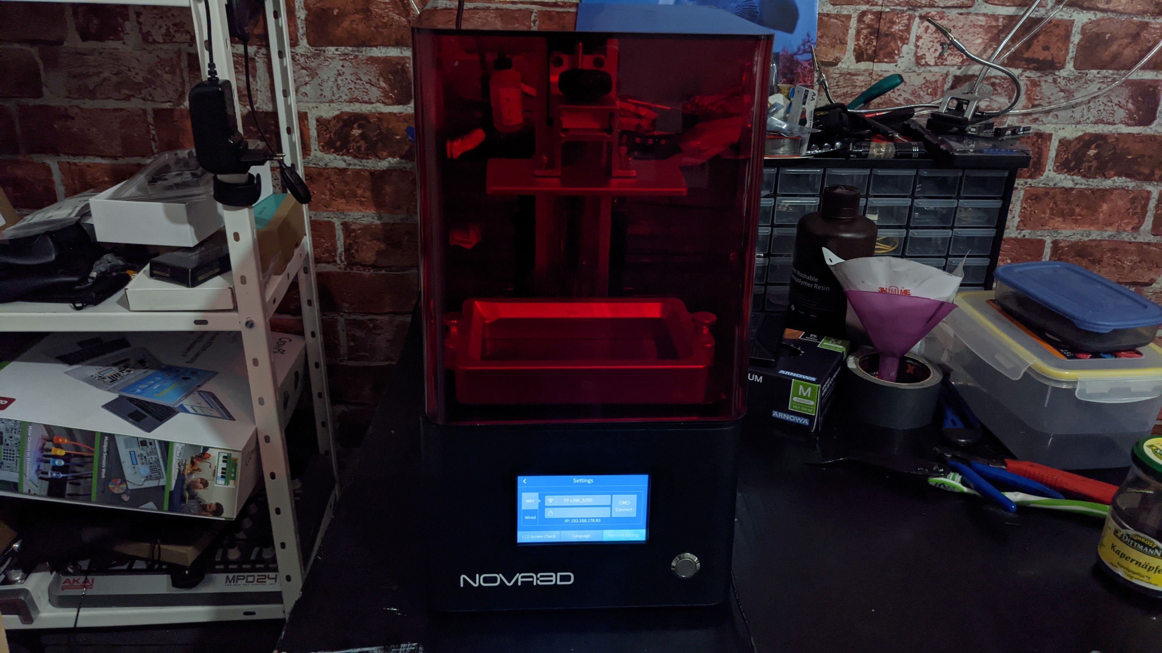 Nova3d Front - Nova3d Bene4 Mono: una straordinaria stampante in resina delusa dal software proprietario