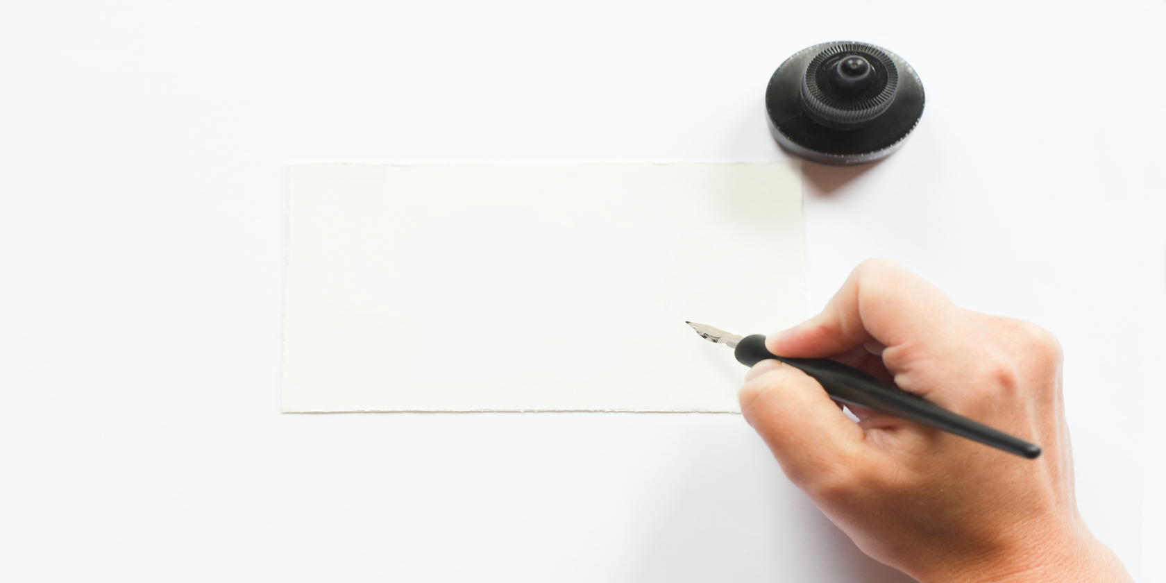 Person holding pen - Cos’è il clicktivism? 4 Esempi di come funziona