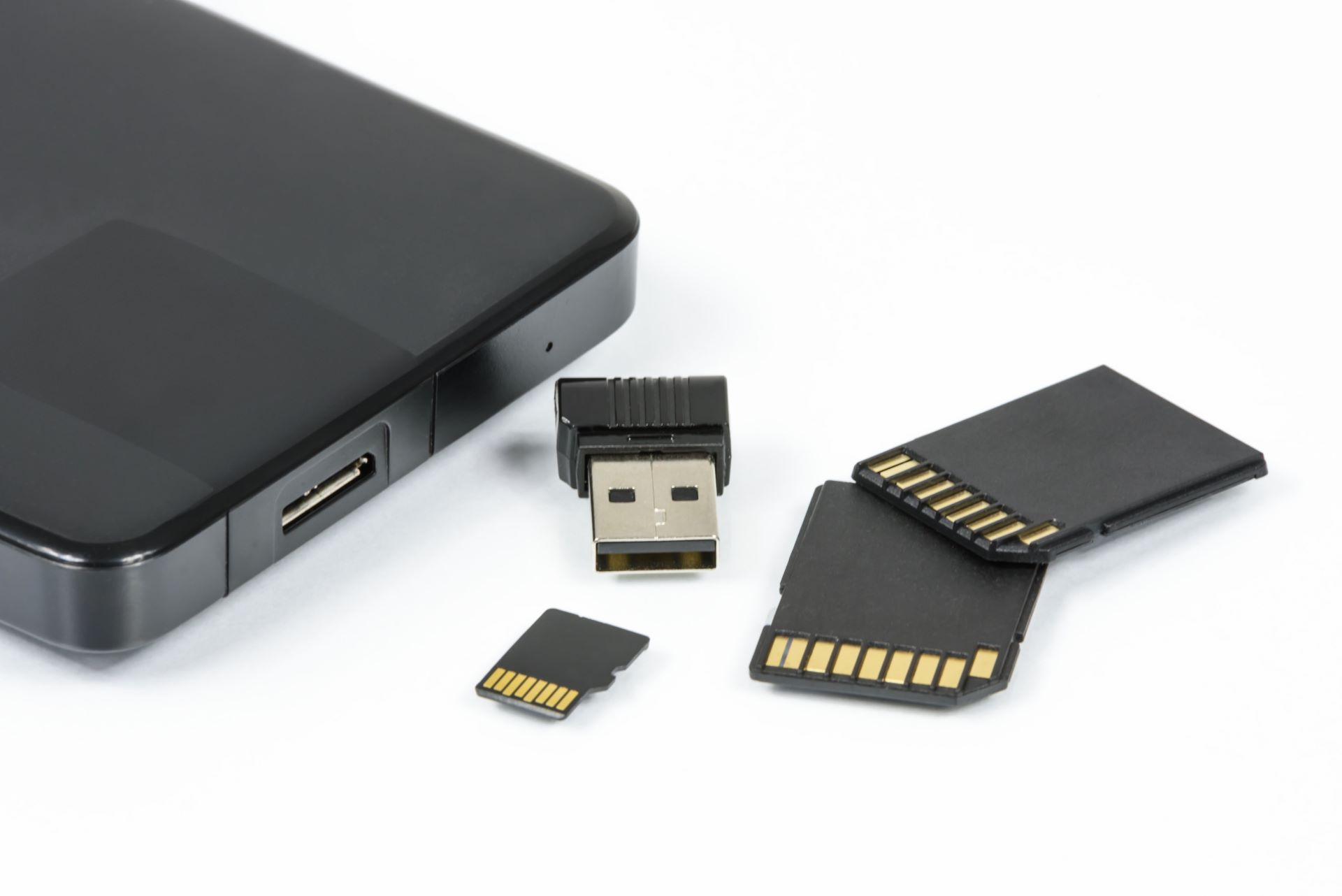 external hard drive and flash cards - Dimentica l’archiviazione nel cloud: ecco perché dovresti passare ai backup locali
