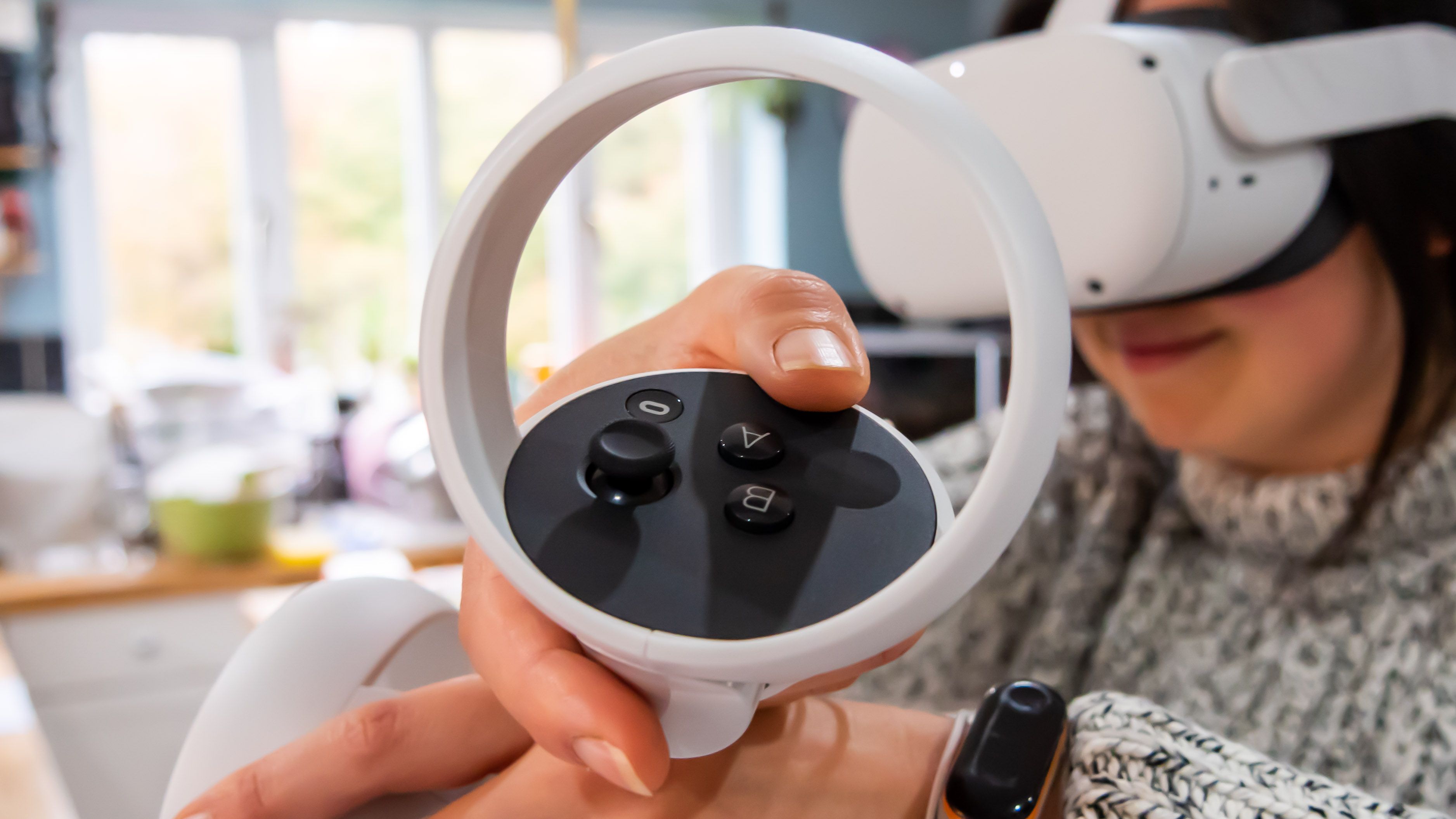 oculus quest controller close up - Recensione di Oculus Quest 2: il miglior auricolare per tutti